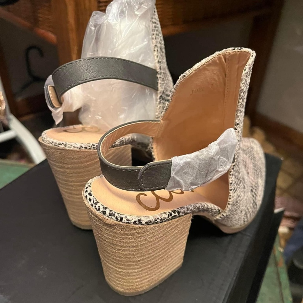 Sandals - Picture 1 of 2